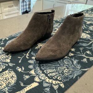 Marc Fisher LTD size 5 1/2 zip up booties.